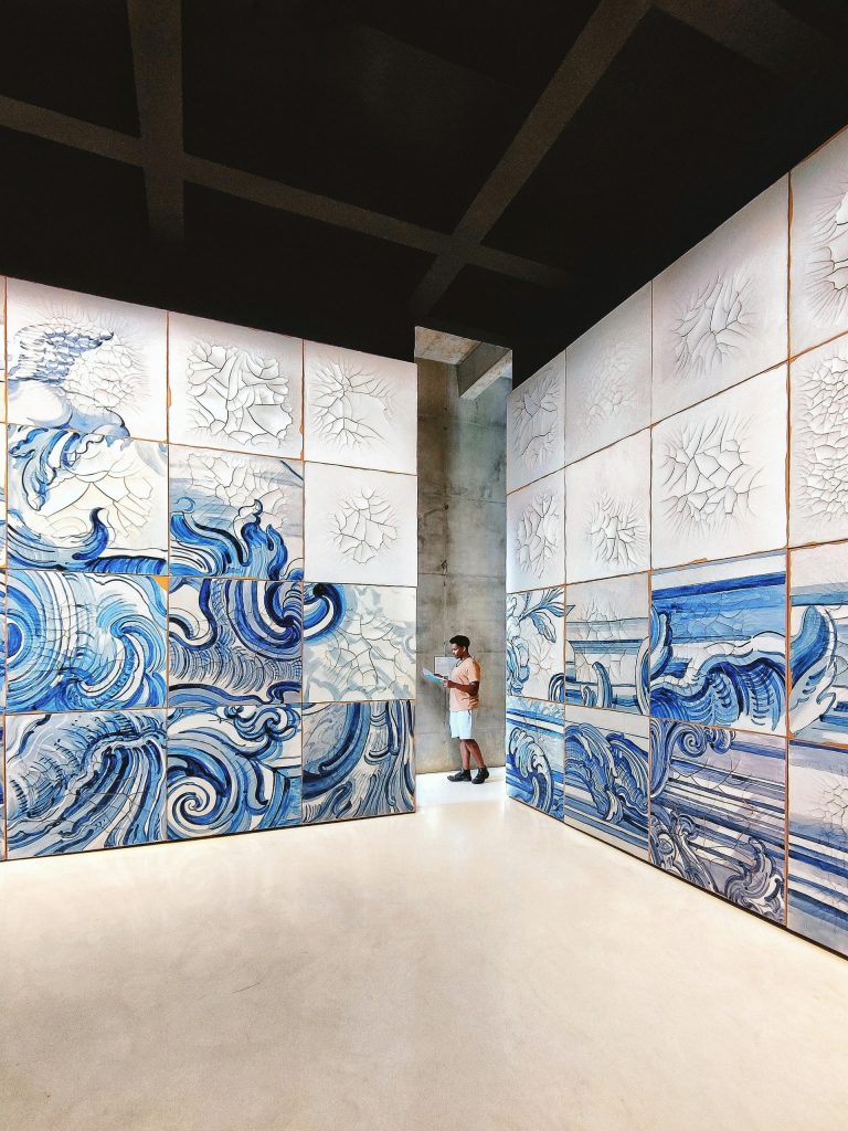 Un homme observe des motifs de mosaïque complexes dans une galerie urbaine à Brumadinho, au Brésil.
