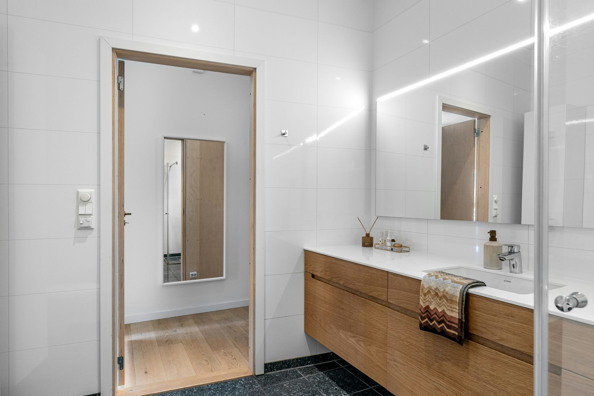 Une salle de bain avec lavabo