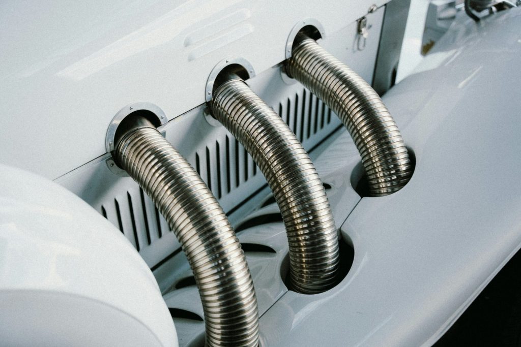 Un gros plan d'un évier et d'un robinet